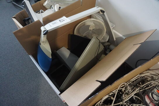 3 kasser med diverse lamper, ledninger mv. 