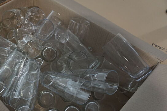 3 kasser med diverse glas
