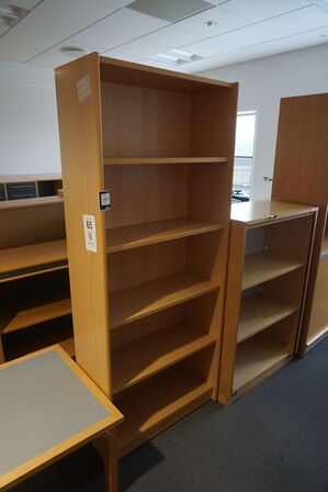 4 stk. reoler + bord 