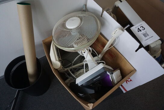 3 kasser med diverse lamper, ledninger mv. 