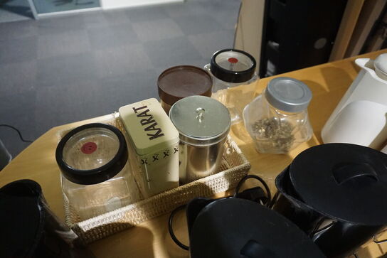 Indhold på bord af diverse kaffekander mv. 