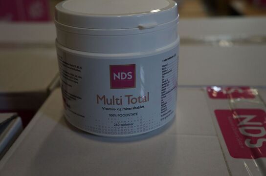 4 kasser med diverse NDS kosttilskud 