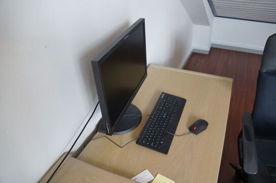 Skrivebord inkl. Skærm og stol 