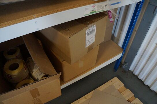 Lagerreol med indhold 