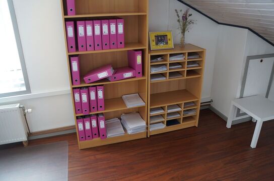 El hæve/sænkebord inkl. Reoler og stol 