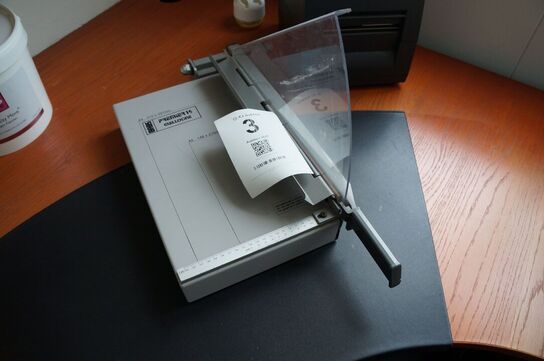 Papirskærer samt labelprinter