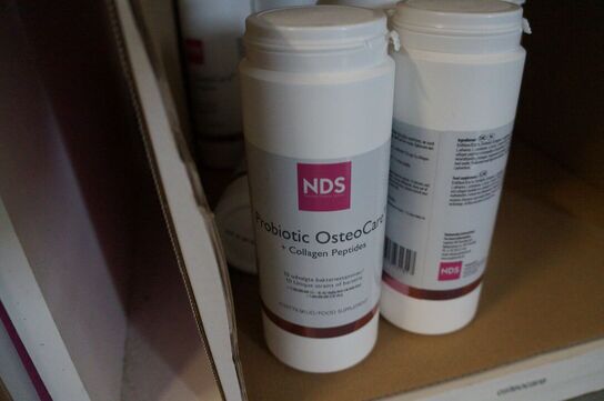 Indhold på to reoler af diverse NDS kosttilskud 