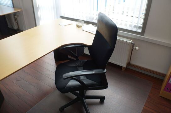 El hæve/sænkebord inkl. Reoler og stol 