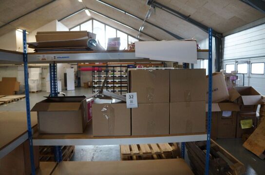 Indhold på reol af diverse pap 