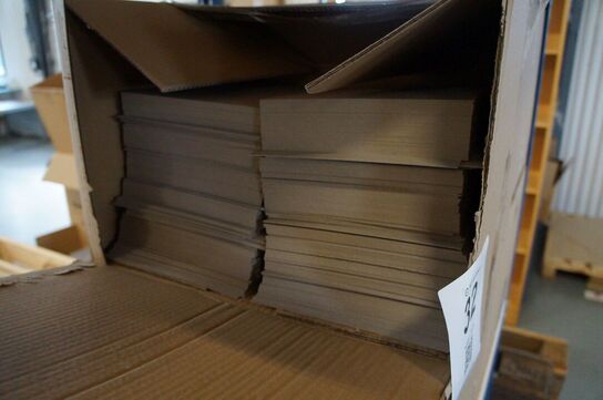 Indhold på reol af diverse pap 