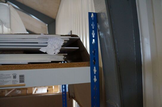 Lagerreol med indhold 