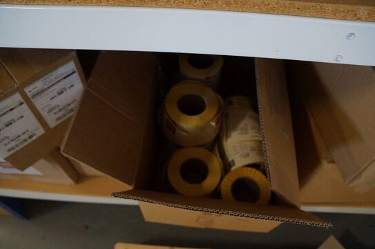 Lagerreol med indhold 