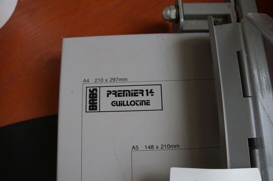 Papirskærer samt labelprinter