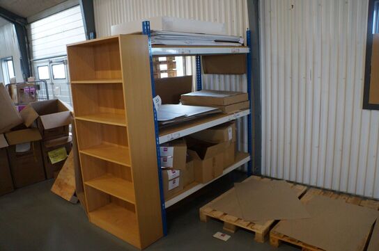 Lagerreol med indhold 