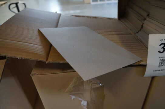 Indhold på reol af diverse pap 