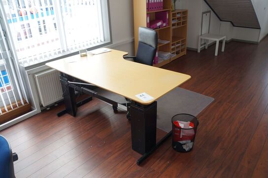 El hæve/sænkebord inkl. Reoler og stol 