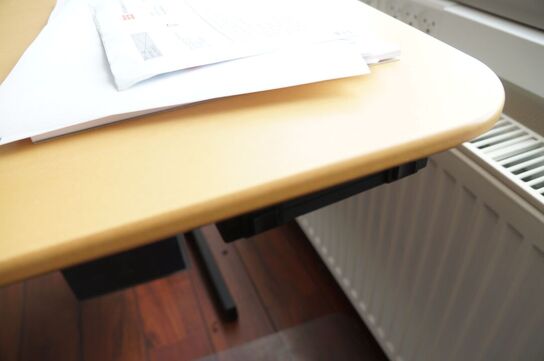 El hæve/sænkebord inkl. Reoler og stol 