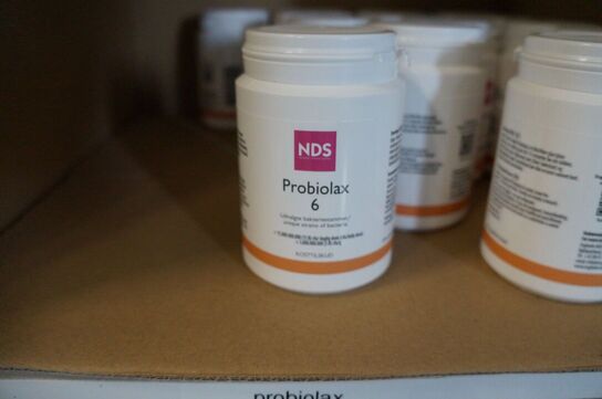 Indhold på to reoler af diverse NDS kosttilskud 