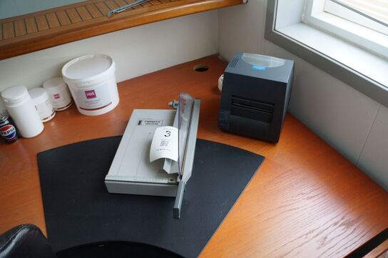 Papirskærer samt labelprinter