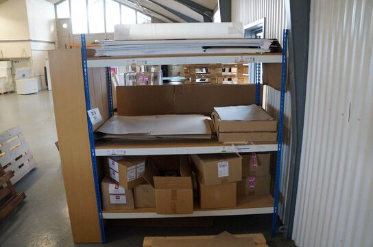 Lagerreol med indhold 