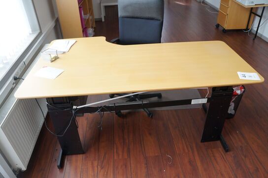 El hæve/sænkebord inkl. Reoler og stol 
