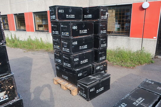 14 stk. cases med krukker med beton og hul i