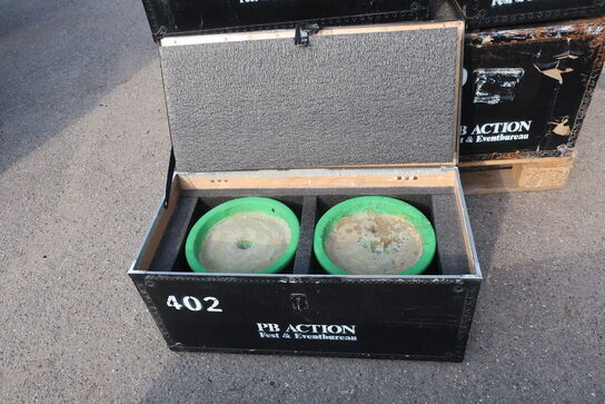 14 stk. cases med krukker med beton og hul i