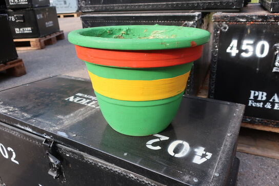 14 stk. cases med krukker med beton og hul i