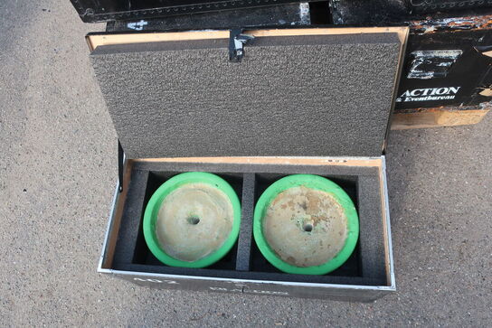 14 stk. cases med krukker med beton og hul i