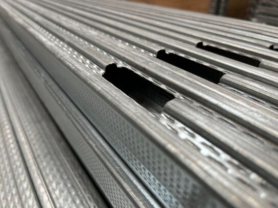 1 Palle med Metal Skinner