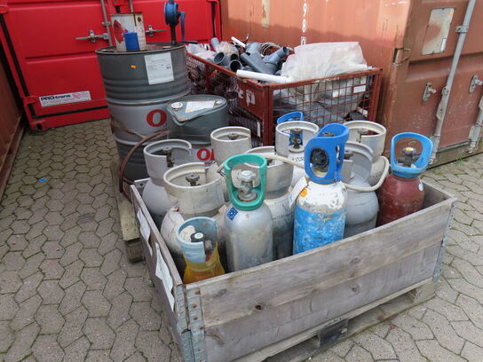 1. pl. med gasflasker samt bur med dele og olietønder