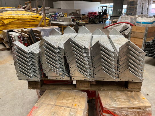 1 Palle metal trin og 4 kvart paller med mursten