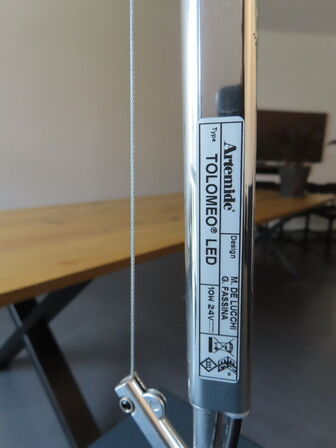 El. hæve/sænke skrivebord, RUMAS, med udtrækskuffe og lampe