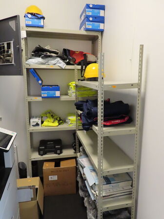 2 stk. stigereoler med indhold af sikkerhedsudstyr