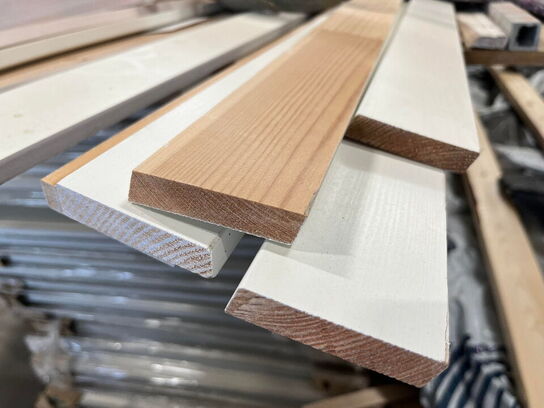 1 Palle med Fodlister og byggematerialer