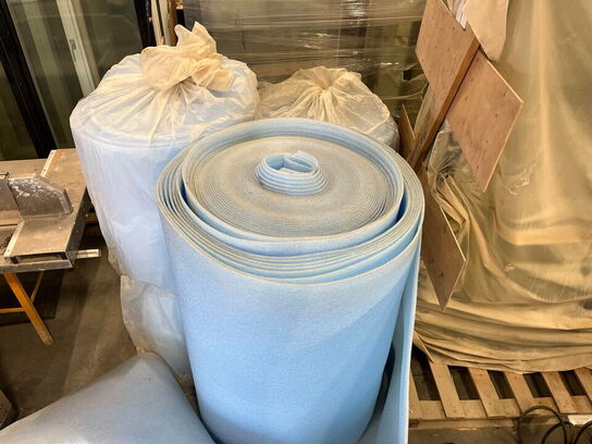 3 Ruller med blåt skum og Plast rør