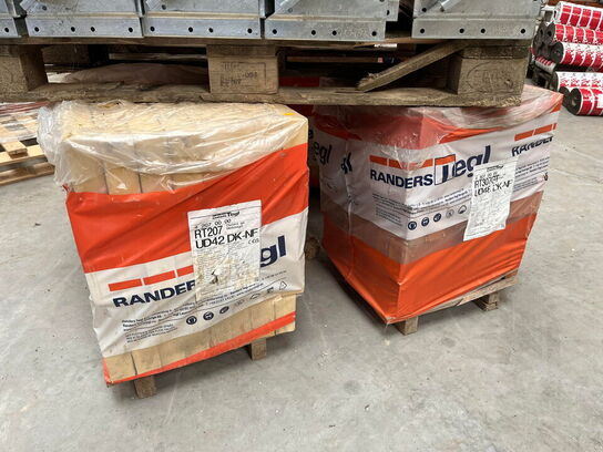 1 Palle metal trin og 4 kvart paller med mursten