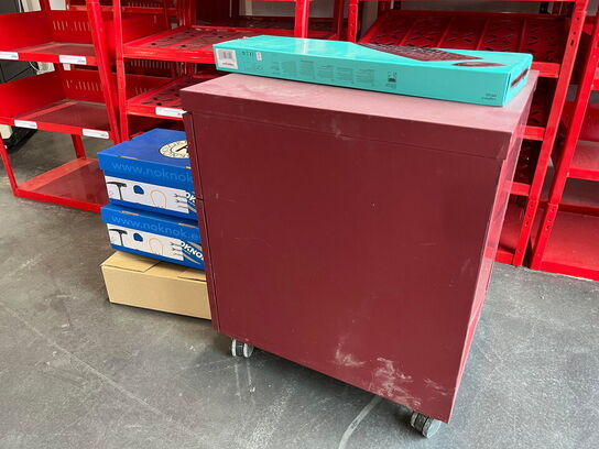 Blandet lot m. Metal hylder og Stol