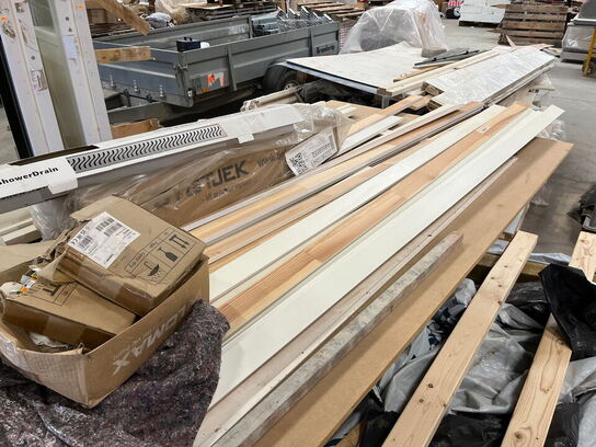 1 Palle med Fodlister og byggematerialer