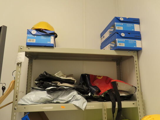 2 stk. stigereoler med indhold af sikkerhedsudstyr