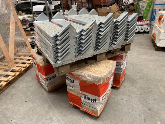 1 Palle metal trin og 4 kvart paller med mursten