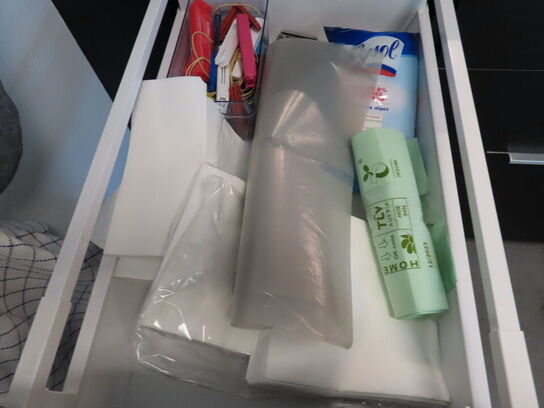 Div. køkkengrej i skabe og skuffer, microbølgeovn, kaffemaskine