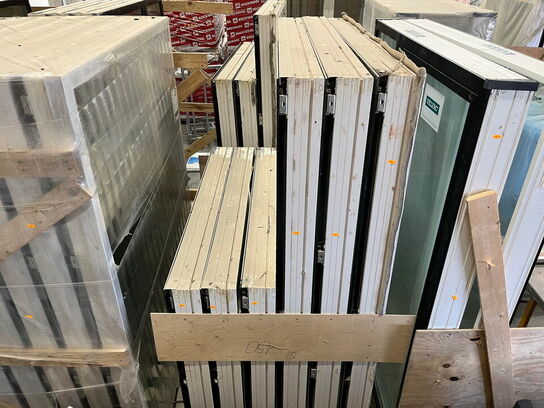 1 Pall med 3 Vinduer og 3 Glas partier og dør