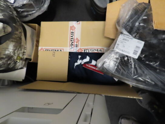 2 stk. stigereoler med indhold af sikkerhedsudstyr