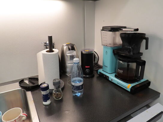 Div. køkkengrej i skabe og skuffer, microbølgeovn, kaffemaskine