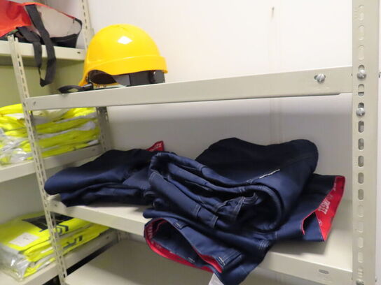 2 stk. stigereoler med indhold af sikkerhedsudstyr