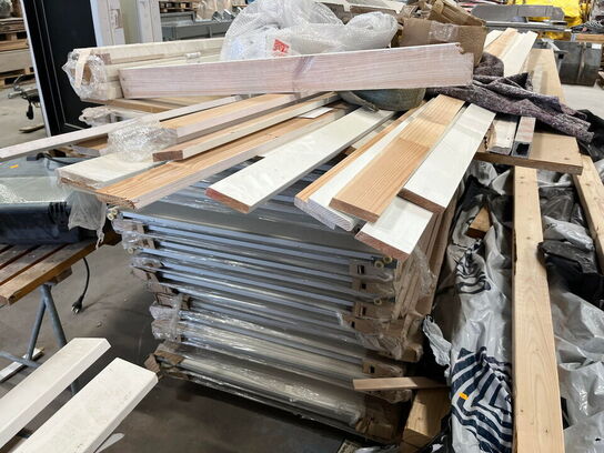 1 Palle med Fodlister og byggematerialer