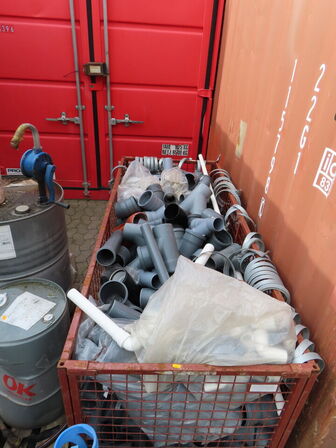 1. pl. med gasflasker samt bur med dele og olietønder