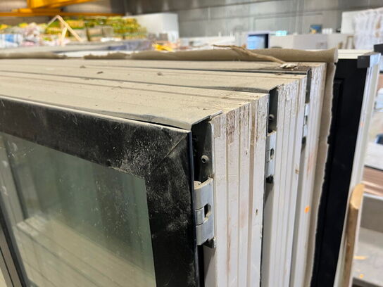 1 Pall med 3 Vinduer og 3 Glas partier og dør