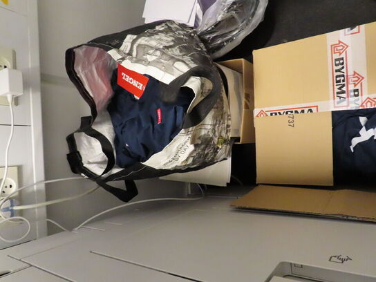 2 stk. stigereoler med indhold af sikkerhedsudstyr